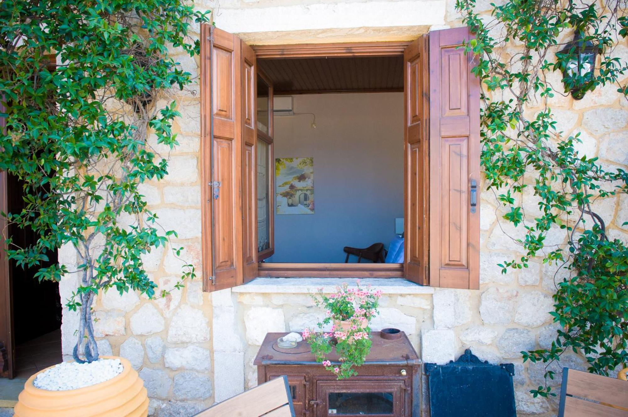 Seafront Stone Suites Vónitsa Eksteriør bilde